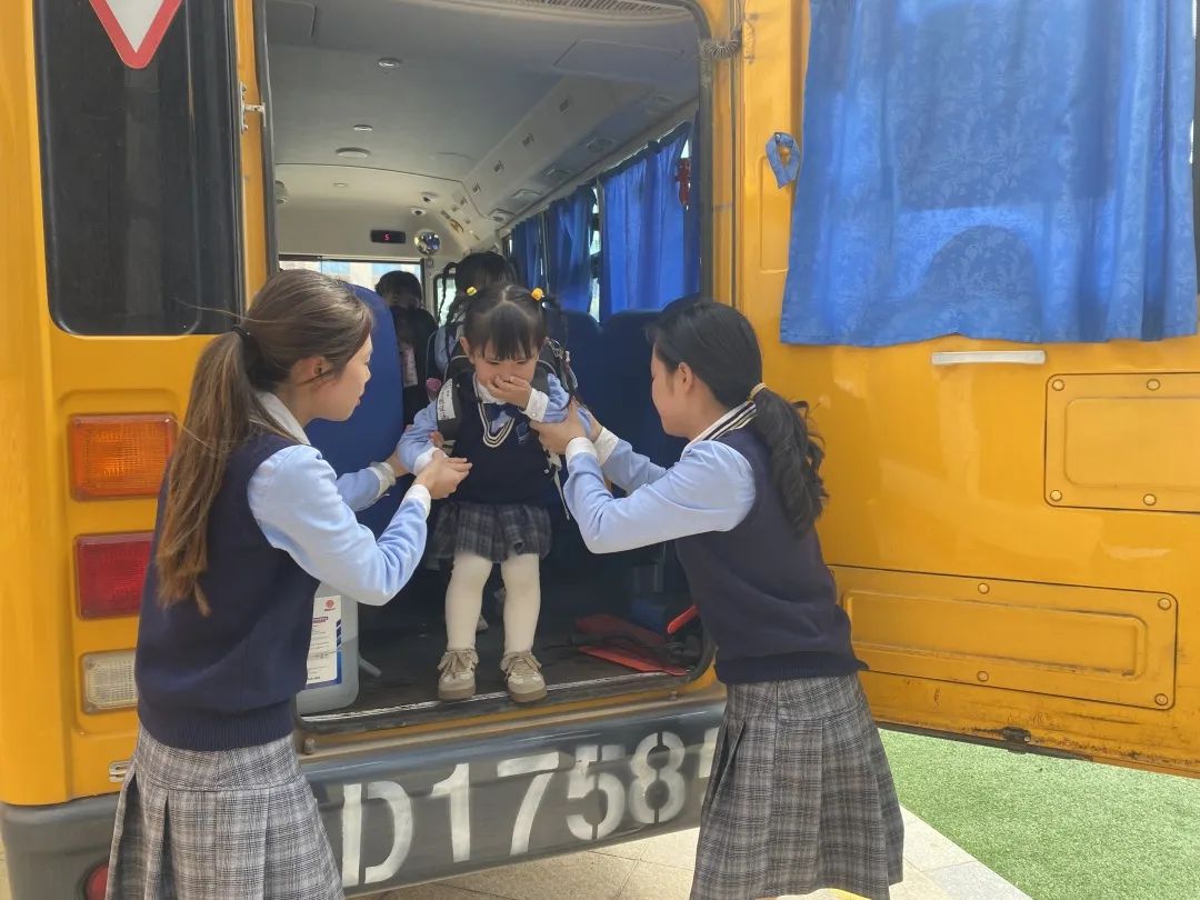 【校車安全】平安乘車，為愛(ài)護(hù)航——成田實(shí)驗(yàn)幼兒園校車安全應(yīng)急演練