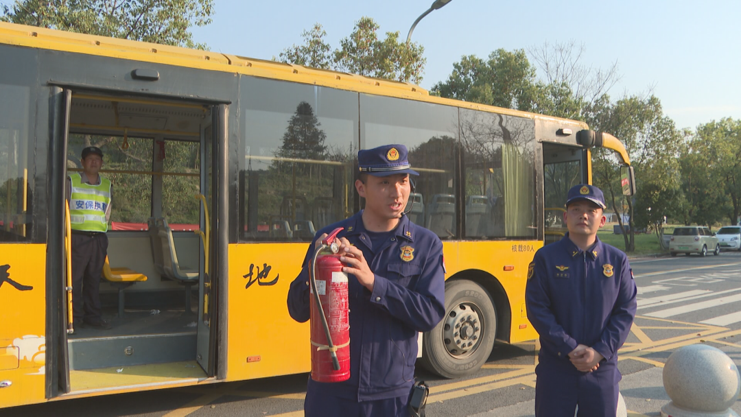 九華山舉行校車(chē)火警應(yīng)急逃生演練
