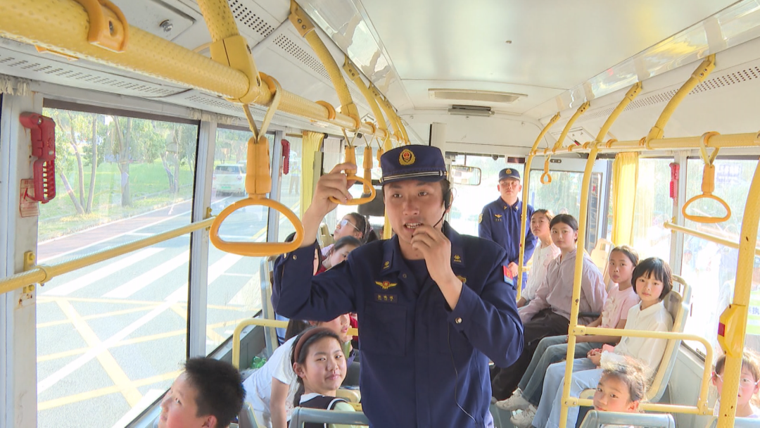 九華山舉行校車(chē)火警應(yīng)急逃生演練