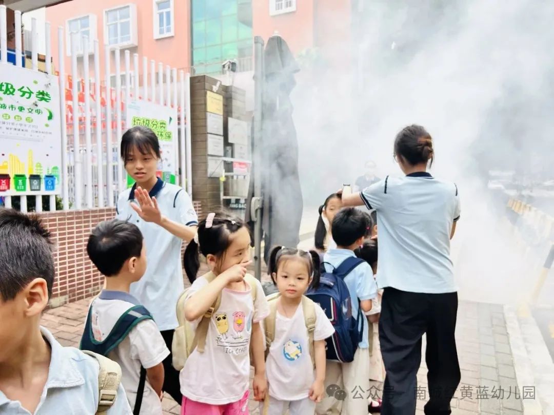 【筑牢安全防線 守護幼兒出行】——紅黃藍幼兒園校車安全應(yīng)急疏散演練