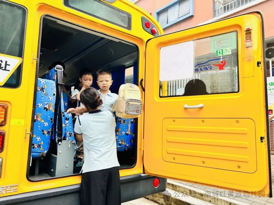 【筑牢安全防線 守護幼兒出行】——紅黃藍幼兒園校車安全應(yīng)急疏散演練