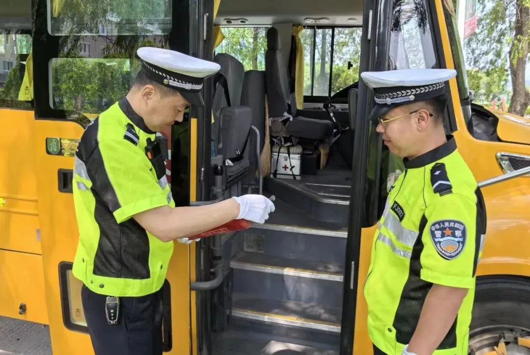 大海林分局交警大隊(duì)開(kāi)展校車(chē)安全檢查工作為校園安全“加碼”
