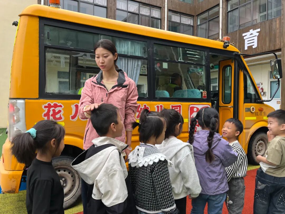 筑牢校車安全，守護(hù)成長(zhǎng)之路——花兒朵朵幼兒園2025年秋季校車安全應(yīng)急疏散演練