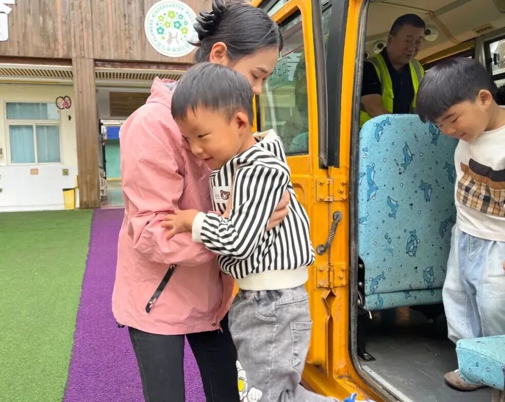 筑牢校車安全，守護(hù)成長(zhǎng)之路——花兒朵朵幼兒園2025年秋季校車安全應(yīng)急疏散演練