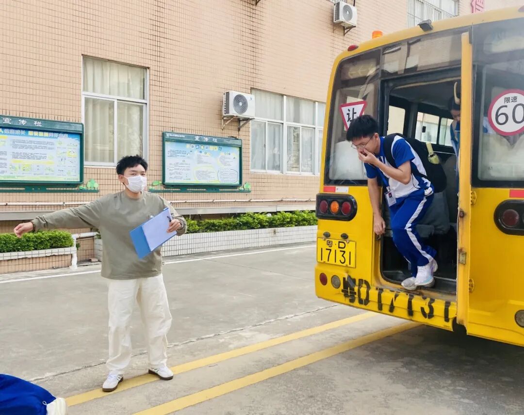 校車緊急疏散演練，為學子安全 “保駕護航”