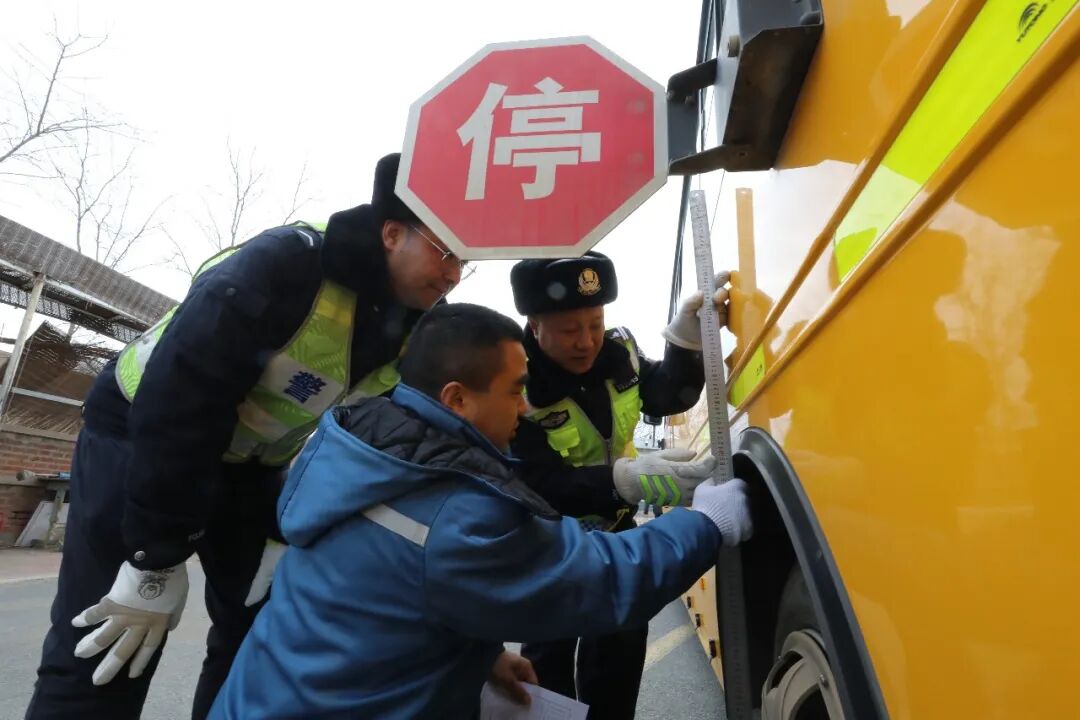 金盾·暢安丨春季開學在即，阜新交管支隊為校車全面體檢