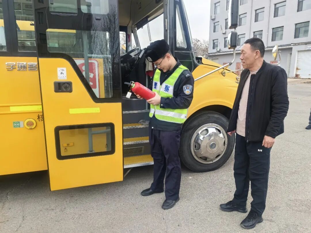金盾·暢安丨春季開學在即，阜新交管支隊為校車全面體檢