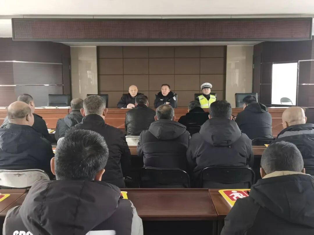 金盾·暢安丨春季開學在即，阜新交管支隊為校車全面體檢