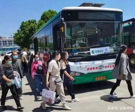 昆明合乘公交運行一個多月，不少線路變身“校車專線”
