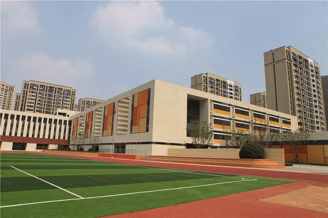 今年，歷城區(qū)9所新建學(xué)校、8所新建幼兒園啟用