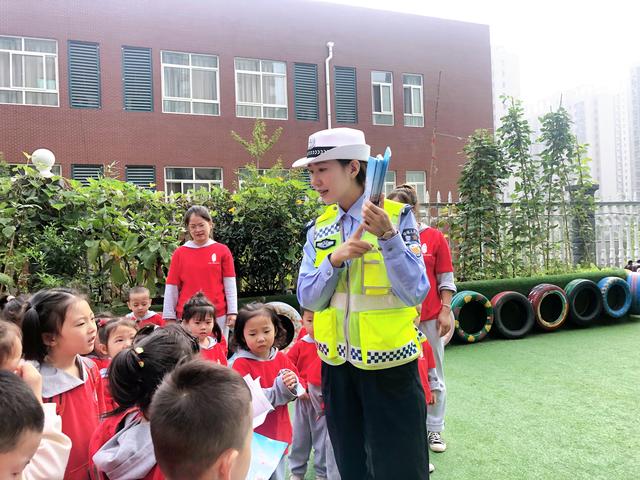 韓城交警國慶節前夕深入轄區幼兒園開展交通安全宣傳活動