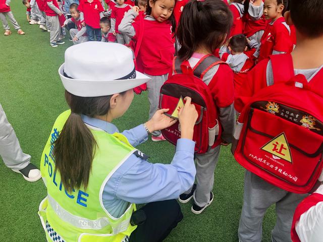 韓城交警國慶節前夕深入轄區幼兒園開展交通安全宣傳活動