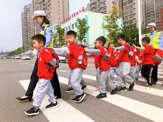 韓城交警國慶節前夕深入轄區幼兒園開展交通安全宣傳活動