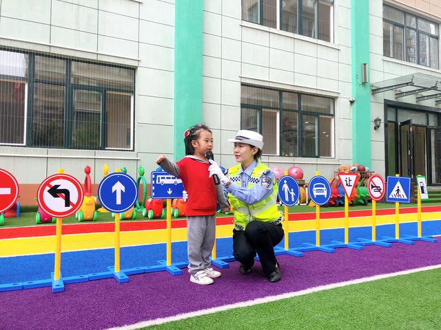 韓城交警國慶節前夕深入轄區幼兒園開展交通安全宣傳活動