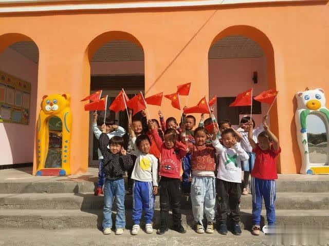 伊吾縣淖毛湖鎮中心幼兒園開展“我和國旗共合影”活動