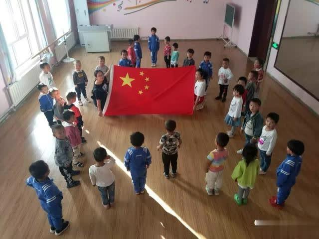 伊吾縣淖毛湖鎮中心幼兒園開展“我和國旗共合影”活動