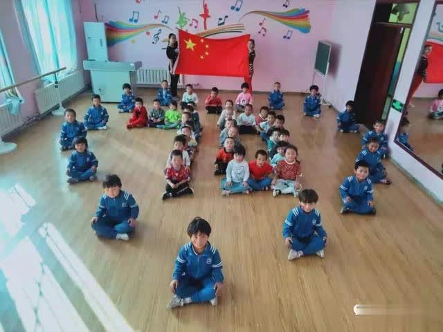 伊吾縣淖毛湖鎮中心幼兒園開展“我和國旗共合影”活動
