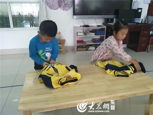 廣饒經(jīng)濟(jì)開發(fā)區(qū)中心幼兒園開展巧手疊衣服比賽活動