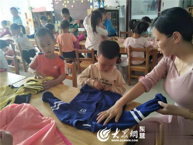 廣饒經(jīng)濟(jì)開發(fā)區(qū)中心幼兒園開展巧手疊衣服比賽活動