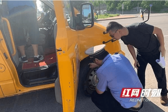 又一校車違規(guī)被查！校車駕駛員抽煙、駕車打電話