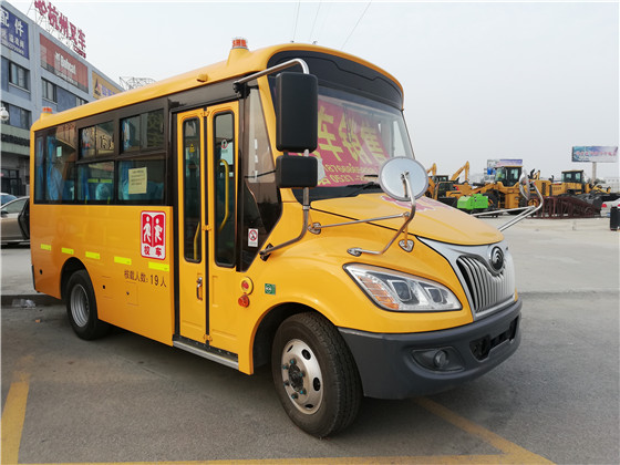 安全！霧霾天校車行駛注意事項