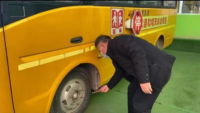 長(zhǎng)武交警聯(lián)合縣教育局組織開展校車安全應(yīng)急處置演練
