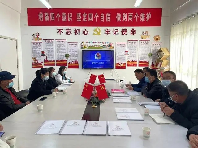 長(zhǎng)武交警聯(lián)合縣教育局組織開展校車安全應(yīng)急處置演練
