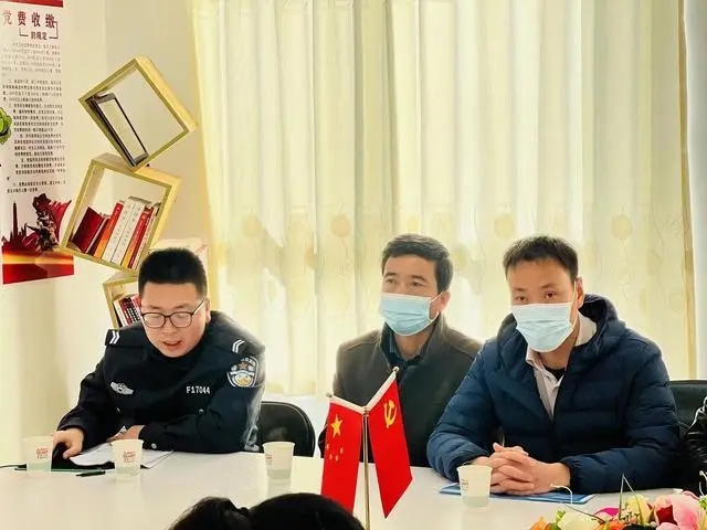 長(zhǎng)武交警聯(lián)合縣教育局組織開展校車安全應(yīng)急處置演練