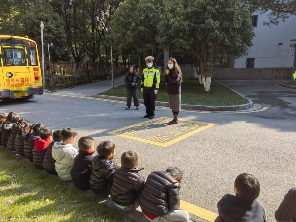 為愛護(hù)航，安全“童行”——校車交通事故安全演練！