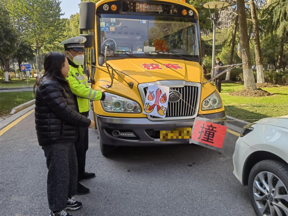 為愛護(hù)航，安全“童行”——校車交通事故安全演練！