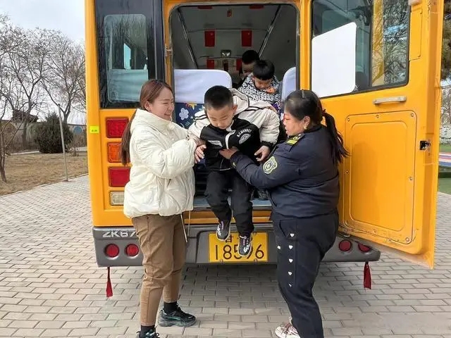 甘州區明永鎮中心幼兒園成功舉行校車逃生應急演練