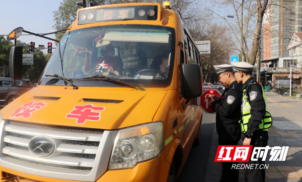 常德交警聯(lián)合教育部門開展校車安全“飛行檢查”