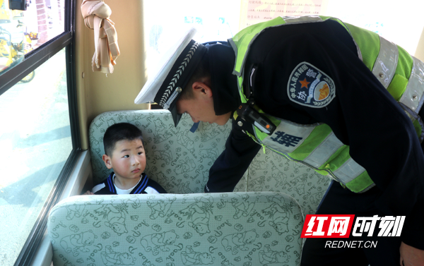 常德交警聯(lián)合教育部門開展校車安全“飛行檢查”