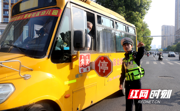 常德交警聯(lián)合教育部門開展校車安全“飛行檢查”