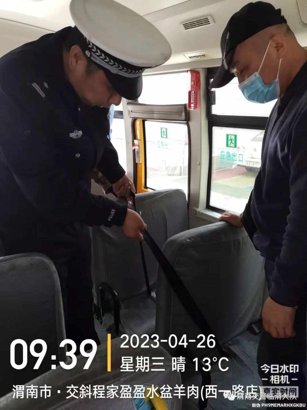 【節(jié)日警相隨｜春季守護(hù)行動(dòng)】“五一”假期在即 臨渭交警走進(jìn)幼兒園開展安全檢查