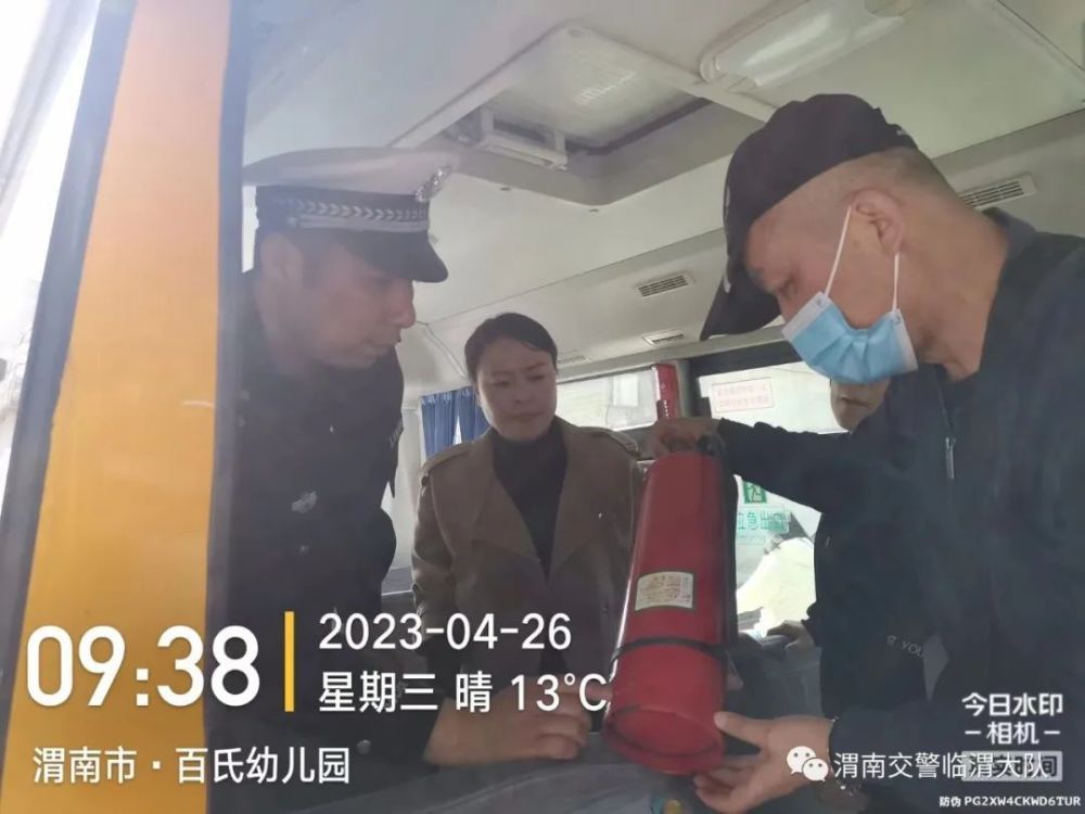 【節(jié)日警相隨｜春季守護(hù)行動(dòng)】“五一”假期在即 臨渭交警走進(jìn)幼兒園開展安全檢查
