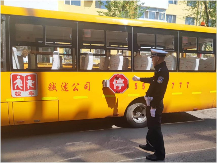 冰城公安宣防并行把好校車安全關(guān)