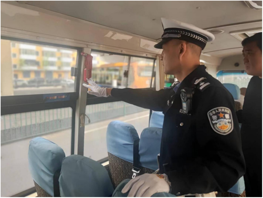 冰城公安宣防并行把好校車安全關(guān)
