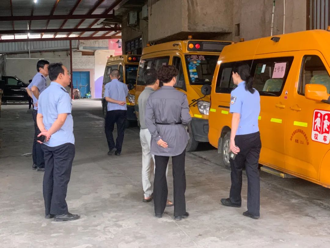 織密學生交通安全防護網，潮南交警加強校車安全檢查和校車司機安全宣傳教育
