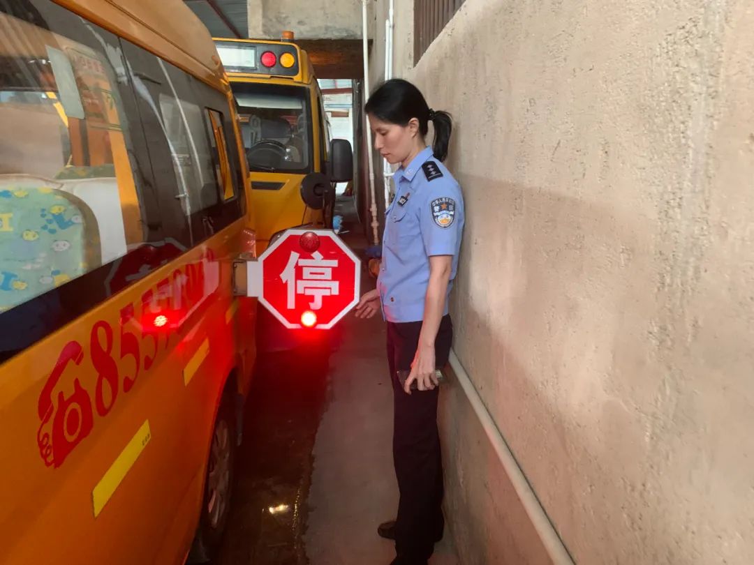 織密學生交通安全防護網，潮南交警加強校車安全檢查和校車司機安全宣傳教育