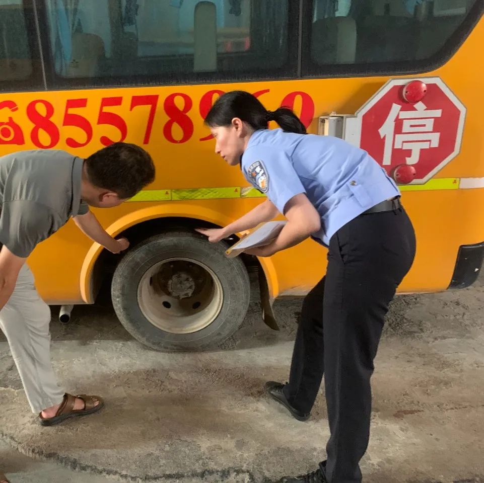 織密學生交通安全防護網，潮南交警加強校車安全檢查和校車司機安全宣傳教育