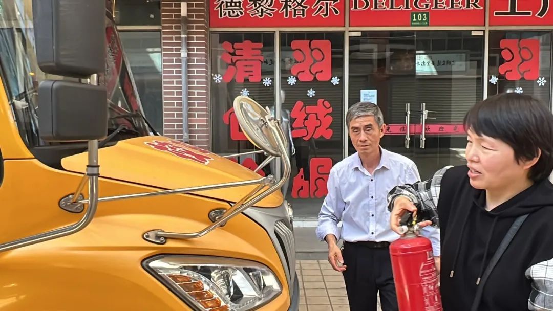 “為愛護航，校車安全伴我行”——上海松江區(qū)玉樹幼兒園校車安全應(yīng)急演練活動