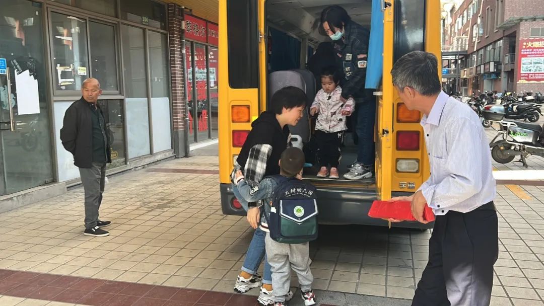 “為愛護航，校車安全伴我行”——上海松江區(qū)玉樹幼兒園校車安全應(yīng)急演練活動