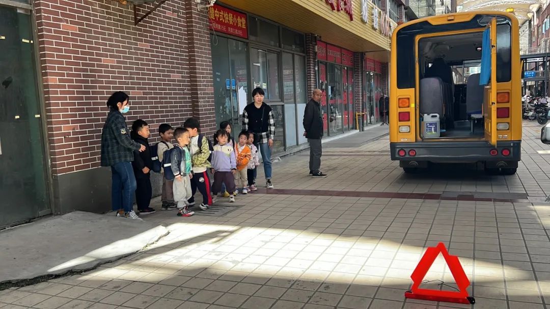 “為愛護航，校車安全伴我行”——上海松江區(qū)玉樹幼兒園校車安全應(yīng)急演練活動