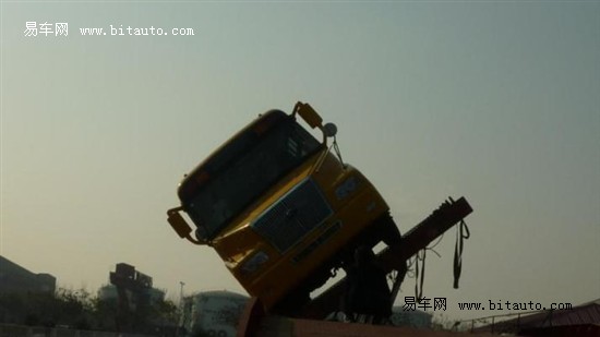 國內校車側翻試驗：車體結構完好無損