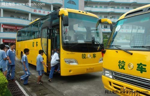 學(xué)生面臨無(wú)校車可坐 沒人愿當(dāng)校車司機(jī)