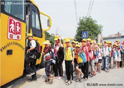 學(xué)生面臨無(wú)校車可坐 沒人愿當(dāng)校車司機(jī)