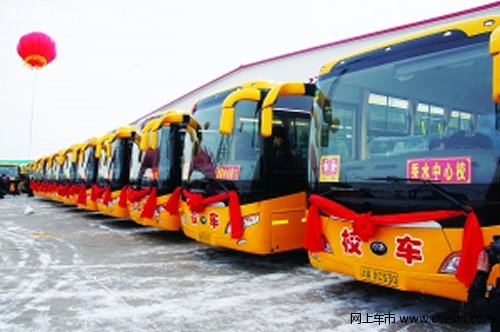 學(xué)生面臨無(wú)校車可坐 沒人愿當(dāng)校車司機(jī)