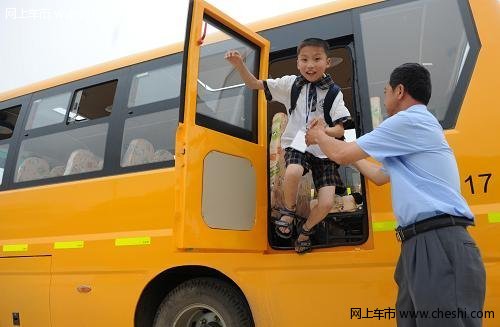 學(xué)生面臨無(wú)校車可坐 沒人愿當(dāng)校車司機(jī)