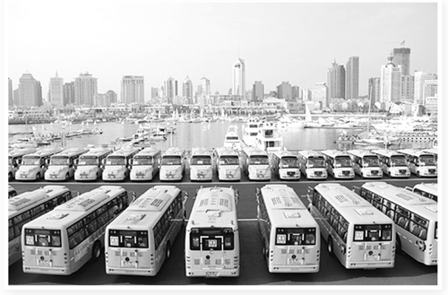 整齊停放在青島市奧帆中心的交運(yùn)溫馨校車。